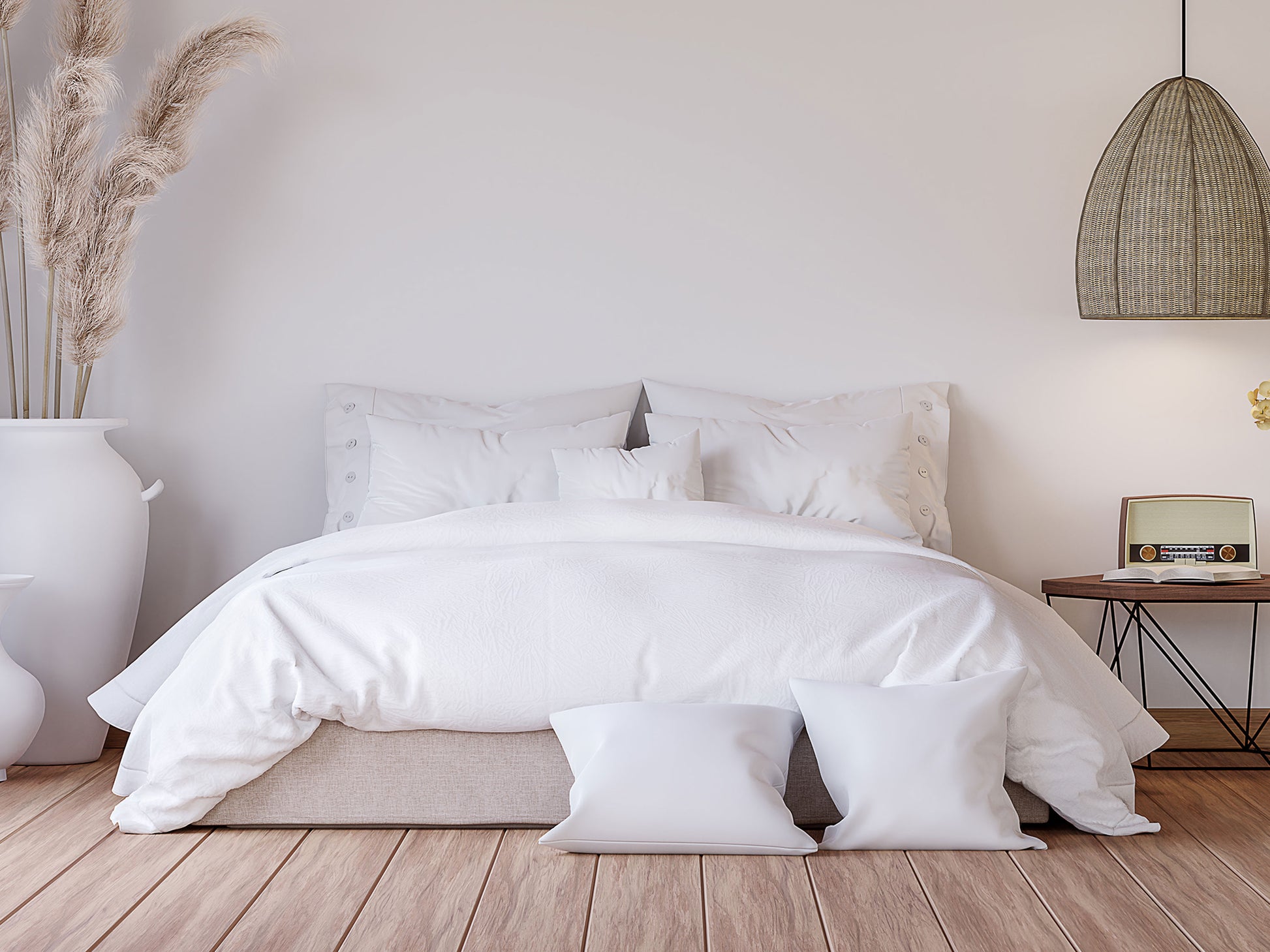 Lit blanc avec housse de couette en coton satiné, vase blanc et luminaire