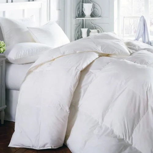 Lit avec couette de lit blanche