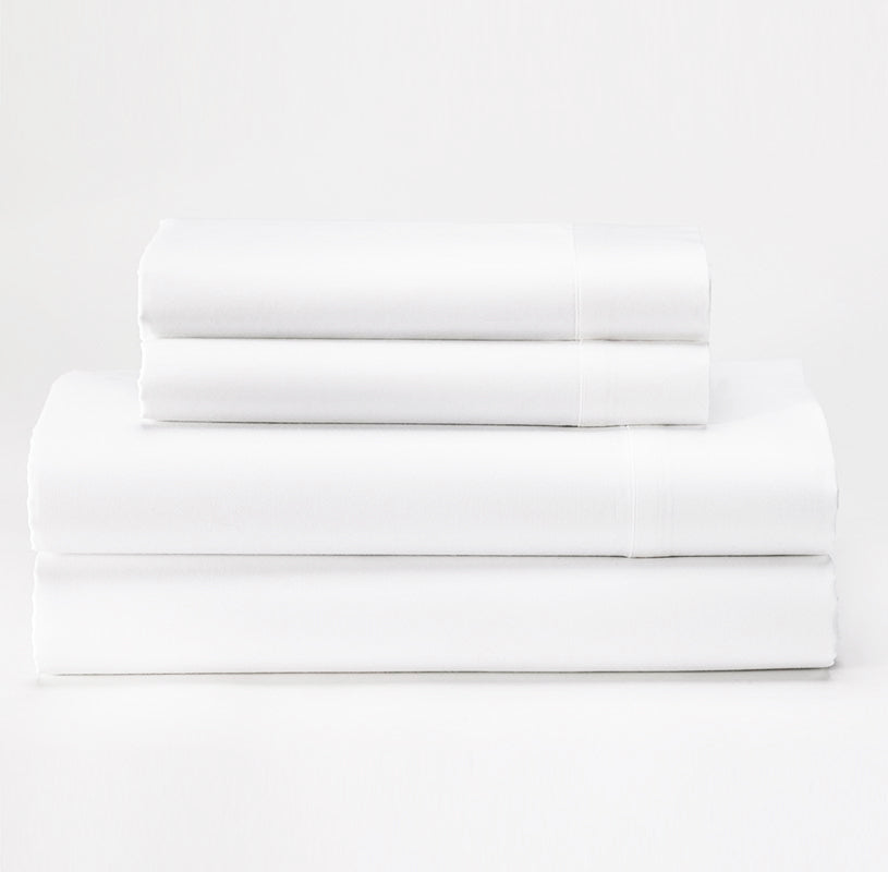 Pile de draps bien pliés sur fond blanc