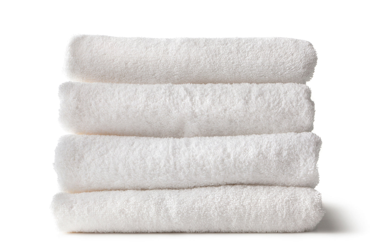 4 serviettes blanches pliées et empilés sur un fond blanc