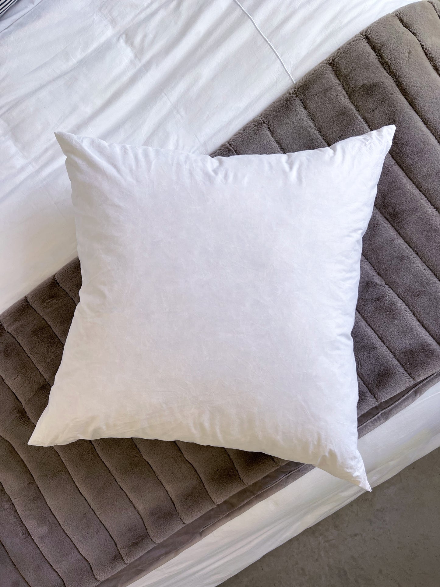 Coussin blanc sur un lit