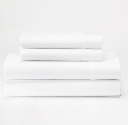 Pile de draps bien pliés sur fond blanc